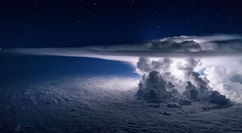 Under the wing of the plane: clouds, storms, thunderstorms in stunning pictures of the pilot