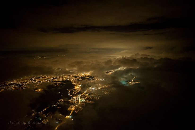 Under the wing of the plane: clouds, storms, thunderstorms in stunning pictures of the pilot