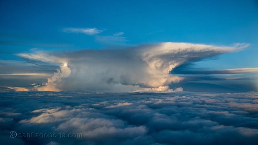 Under the wing of the plane: clouds, storms, thunderstorms in stunning pictures of the pilot