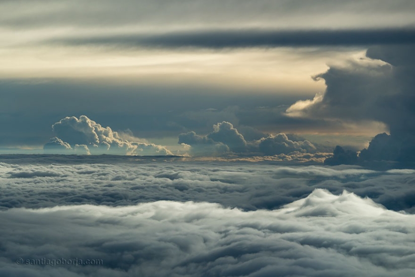 Under the wing of the plane: clouds, storms, thunderstorms in stunning pictures of the pilot