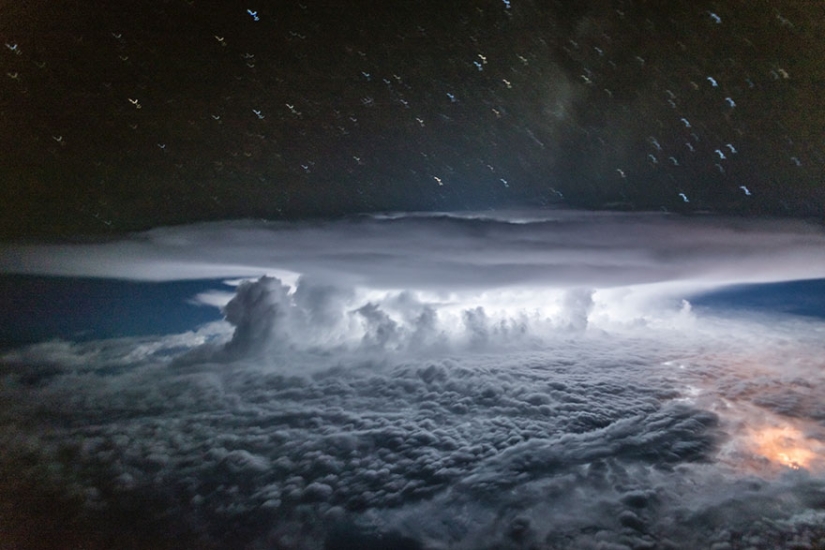 Under the wing of the plane: clouds, storms, thunderstorms in stunning pictures of the pilot