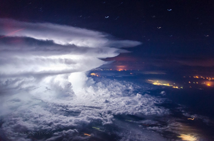 Under the wing of the plane: clouds, storms, thunderstorms in stunning pictures of the pilot