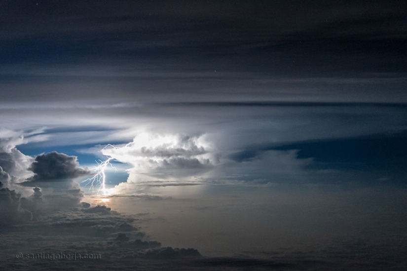 Under the wing of the plane: clouds, storms, thunderstorms in stunning pictures of the pilot