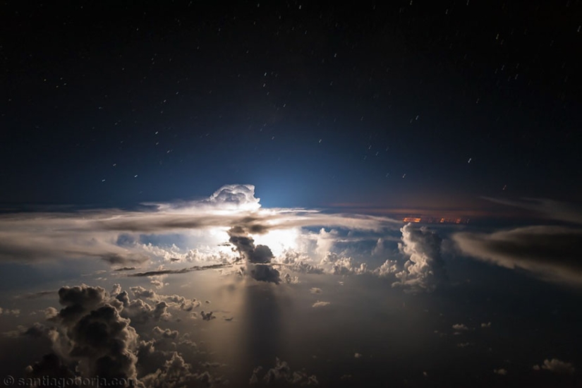Under the wing of the plane: clouds, storms, thunderstorms in stunning pictures of the pilot