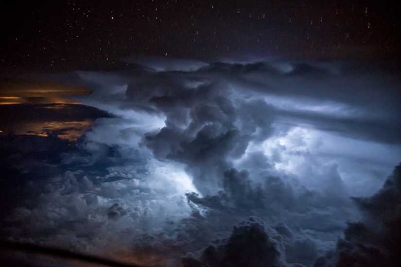 Under the wing of the plane: clouds, storms, thunderstorms in stunning pictures of the pilot