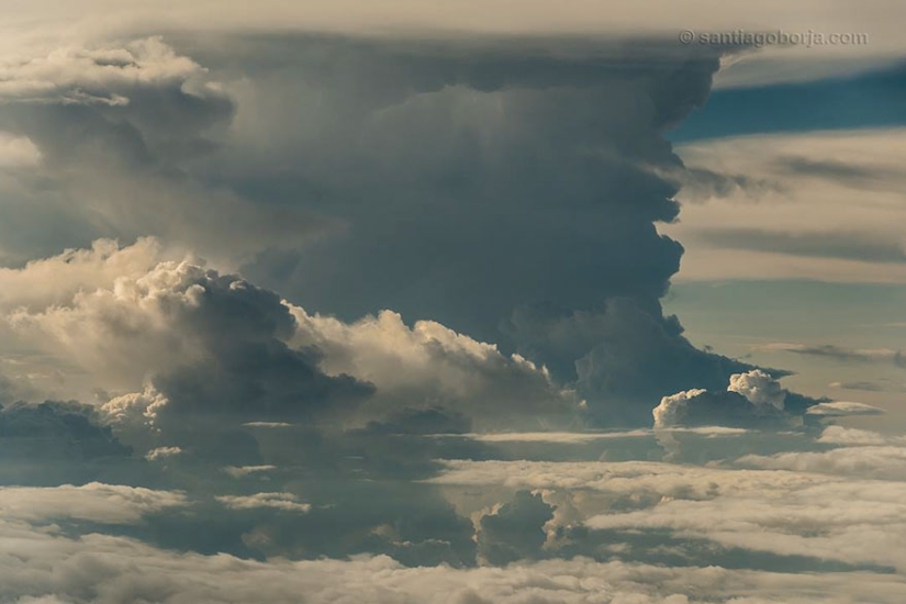 Under the wing of the plane: clouds, storms, thunderstorms in stunning pictures of the pilot