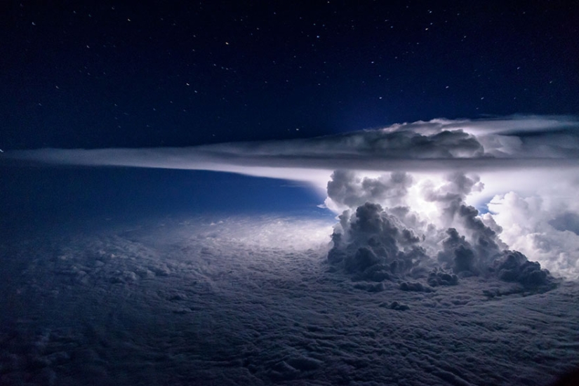 Under the wing of the plane: clouds, storms, thunderstorms in stunning pictures of the pilot