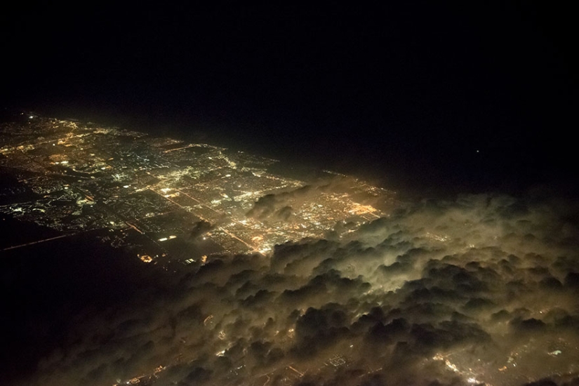 Under the wing of the plane: clouds, storms, thunderstorms in stunning pictures of the pilot