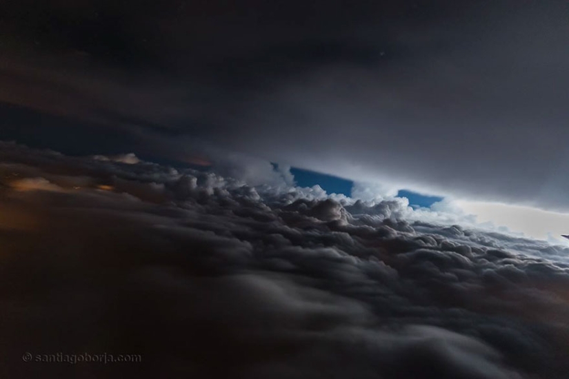 Under the wing of the plane: clouds, storms, thunderstorms in stunning pictures of the pilot
