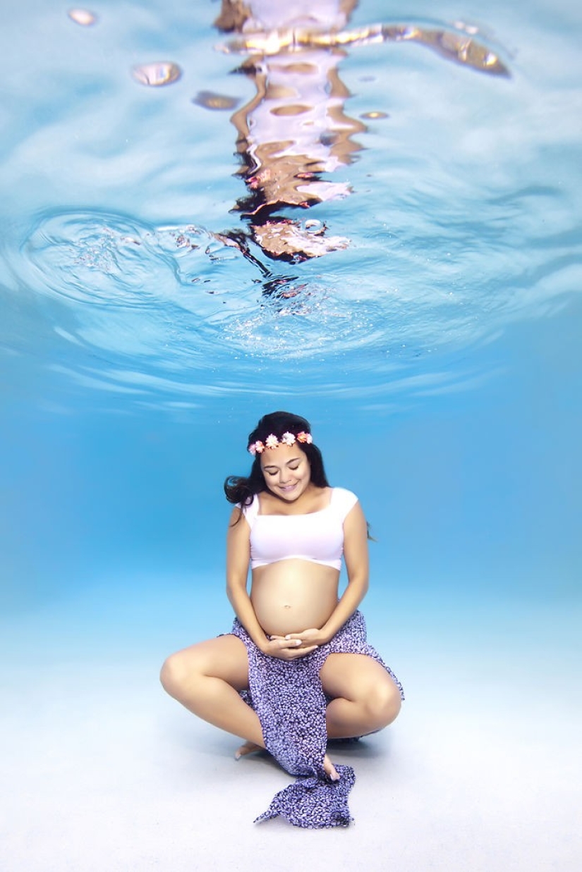 Underwater moms — charming photos of the American master