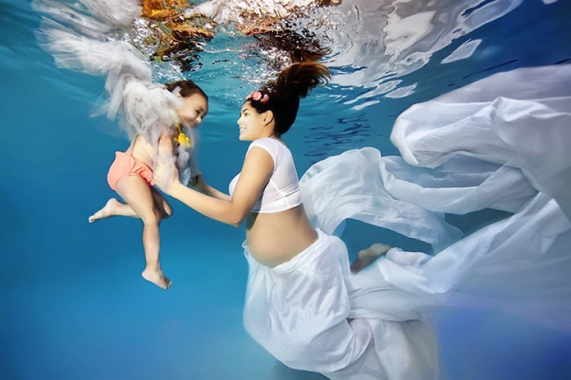 Underwater moms — charming photos of the American master