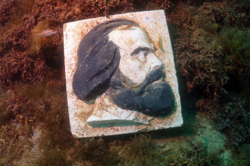 Underwater Museum of Forgotten Communism off the coast of Crimea Underwater Museum of Forgotten Communism off the coast of Crimea