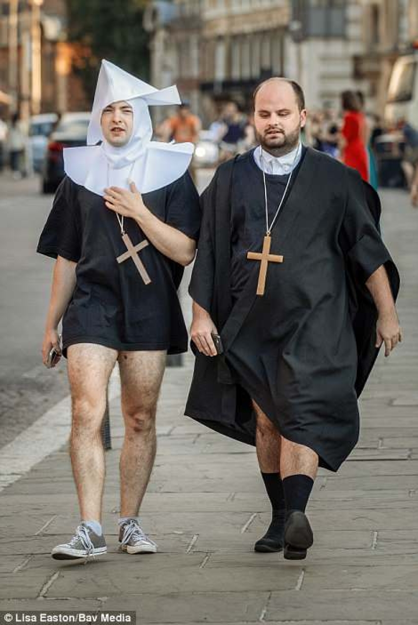 Undress and go to the ball: how Cambridge students celebrate the end of exams Undress and go to the ball: how Cambridge students celebrate the end of exams