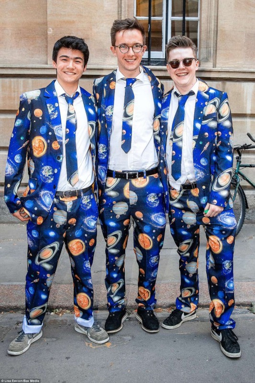 Undress and go to the ball: how Cambridge students celebrate the end of exams Undress and go to the ball: how Cambridge students celebrate the end of exams