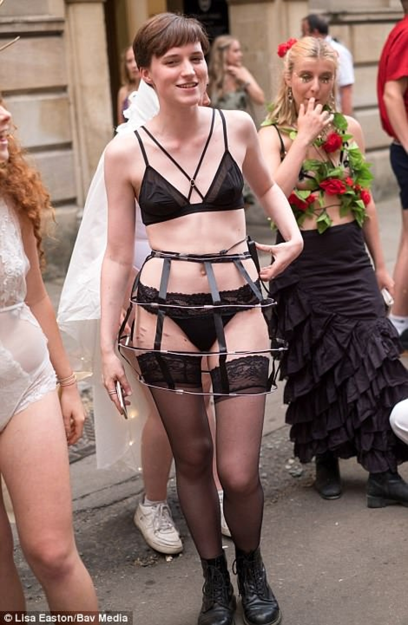 Undress and go to the ball: how Cambridge students celebrate the end of exams Undress and go to the ball: how Cambridge students celebrate the end of exams