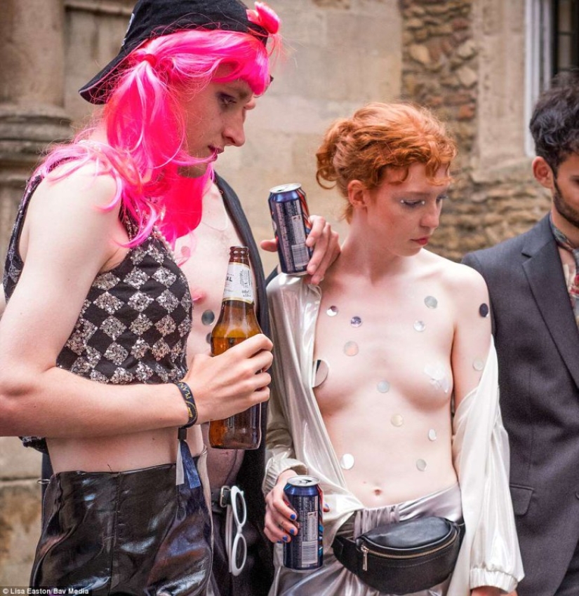 Undress and go to the ball: how Cambridge students celebrate the end of exams Undress and go to the ball: how Cambridge students celebrate the end of exams