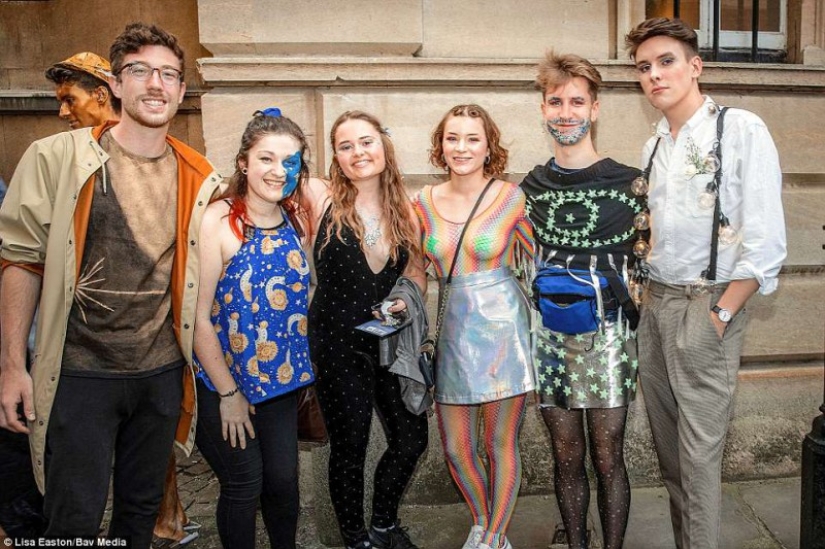 Undress and go to the ball: how Cambridge students celebrate the end of exams Undress and go to the ball: how Cambridge students celebrate the end of exams
