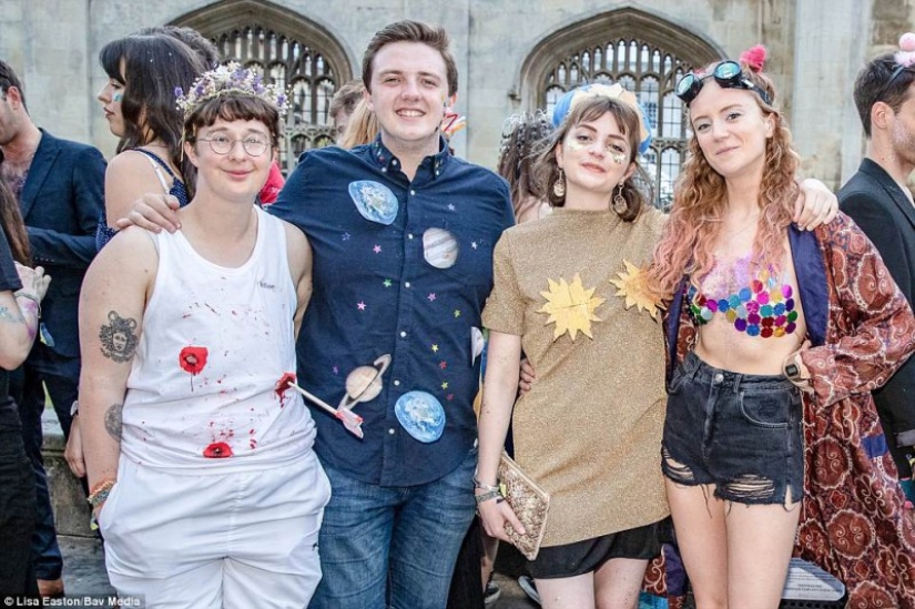Undress and go to the ball: how Cambridge students celebrate the end of exams Undress and go to the ball: how Cambridge students celebrate the end of exams