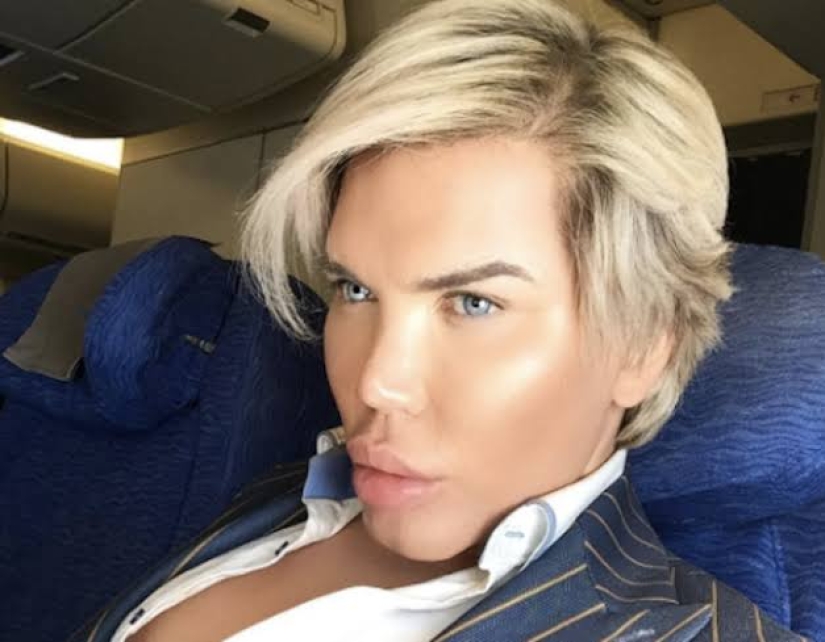 Unidentified object: the doll-man wants to "pump" his face back