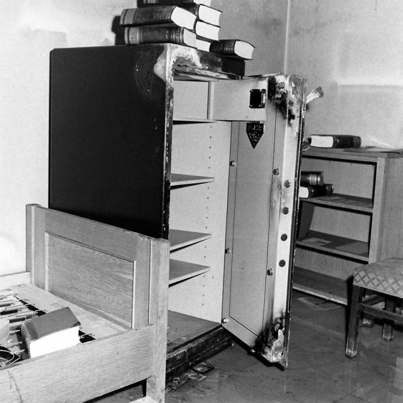 Unknown photos of Hitler's bunker taken in April 1945