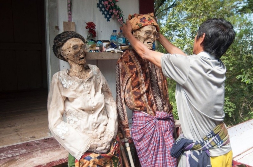 Unusual funeral rituals in Indonesia