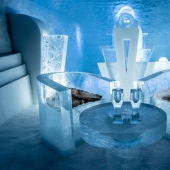 Vacaciones heladas. Incluso los vasos están hechos de hielo en un hotel sueco