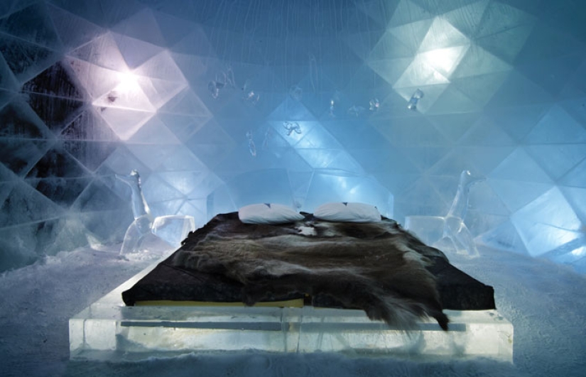 Vacaciones heladas. Incluso los vasos están hechos de hielo en un hotel sueco Vacaciones heladas. Incluso los vasos están hechos de hielo en un hotel sueco