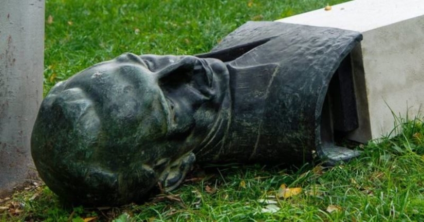 Vandal knocked over a monument to a Croatian anti-fascist: karma overtook instantly