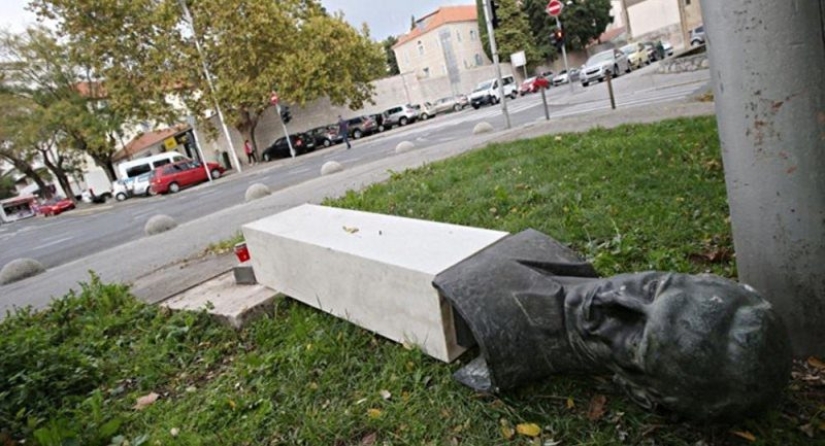 Vandal knocked over a monument to a Croatian anti-fascist: karma overtook instantly Vandal knocked over a monument to a Croatian anti-fascist: karma overtook instantly