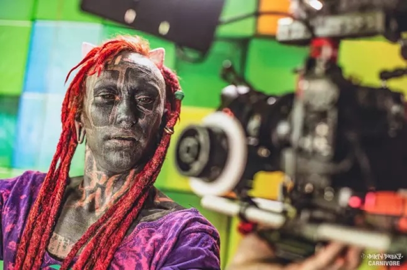 Víctima de la autoexpresión: un adicto a los tatuajes se cortó los dedos para obtener una imagen impresionante