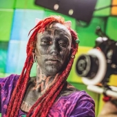 Víctima de la autoexpresión: un adicto a los tatuajes se cortó los dedos para obtener una imagen impresionante