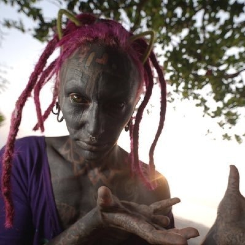 Víctima de la autoexpresión: un adicto a los tatuajes se cortó los dedos para obtener una imagen impresionante Víctima de la autoexpresión: un adicto a los tatuajes se cortó los dedos para obtener una imagen impresionante