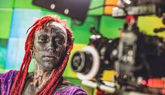 Víctima de la autoexpresión: un adicto a los tatuajes se cortó los dedos para obtener una imagen impresionante