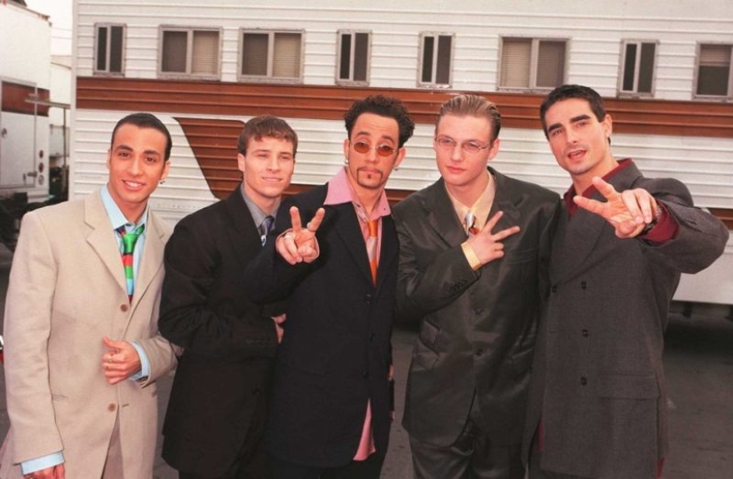 Velvet, furs and gangsta-style: the style of the stars from the red carpet of the American Music Awards in 1998 Velvet, furs and gangsta-style: the style of the stars from the red carpet of the American Music Awards in 1998