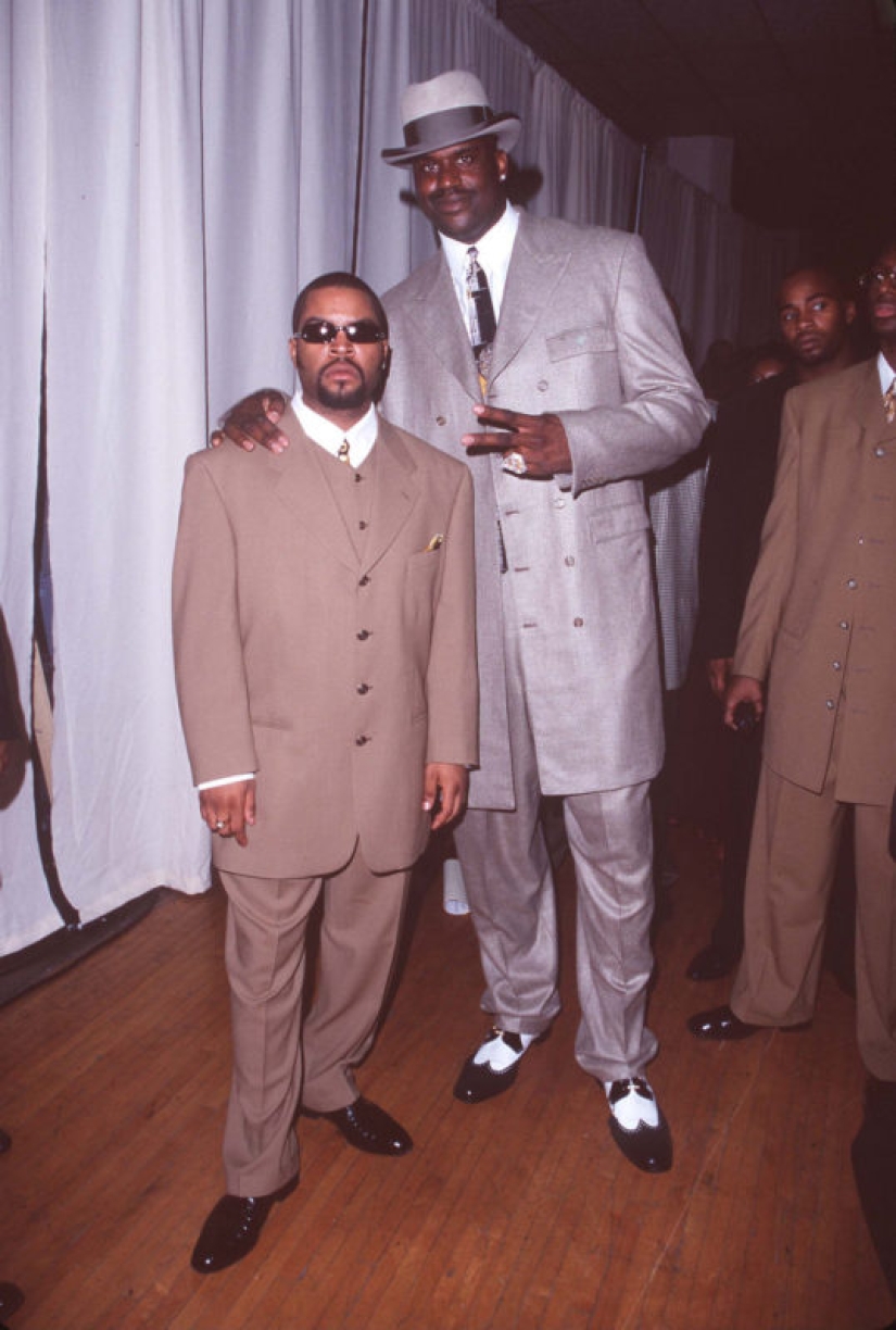 Velvet, furs and gangsta-style: the style of the stars from the red carpet of the American Music Awards in 1998 Velvet, furs and gangsta-style: the style of the stars from the red carpet of the American Music Awards in 1998