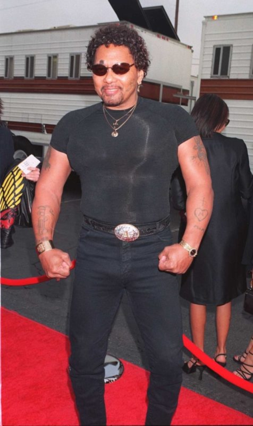 Velvet, furs and gangsta-style: the style of the stars from the red carpet of the American Music Awards in 1998 Velvet, furs and gangsta-style: the style of the stars from the red carpet of the American Music Awards in 1998