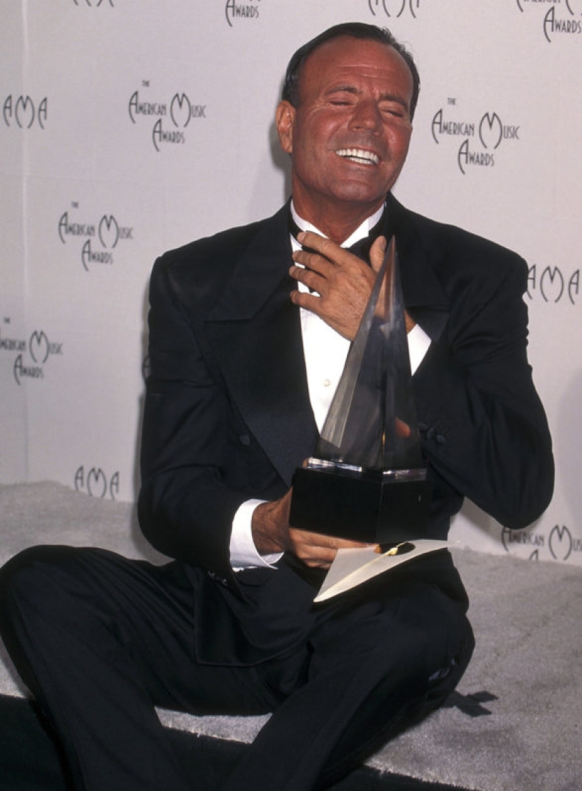 Velvet, furs and gangsta-style: the style of the stars from the red carpet of the American Music Awards in 1998 Velvet, furs and gangsta-style: the style of the stars from the red carpet of the American Music Awards in 1998