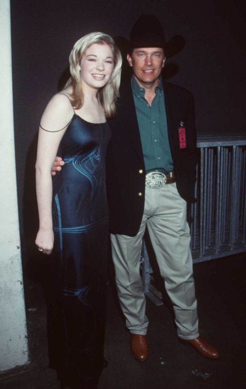 Velvet, furs and gangsta-style: the style of the stars from the red carpet of the American Music Awards in 1998 Velvet, furs and gangsta-style: the style of the stars from the red carpet of the American Music Awards in 1998