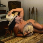 Vendiendo amor: una dama se encuentra con papás y les da afecto por dinero