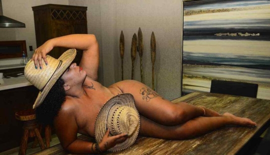 Vendiendo amor: una dama se encuentra con papás y les da afecto por dinero