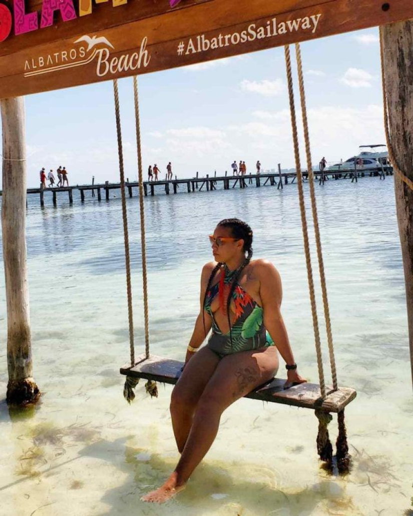 Vendiendo amor: una dama se encuentra con papás y les da afecto por dinero