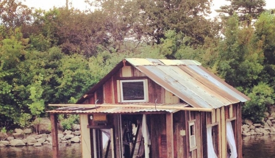 Viaje en casa flotante Viaje en casa flotante