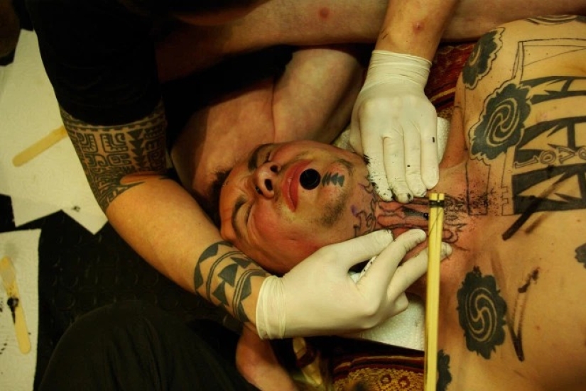 Victim of self-expression: Tattoo-addicted guy cut off his fingers for an impressive image Victim of self-expression: Tattoo-addicted guy cut off his fingers for an impressive image