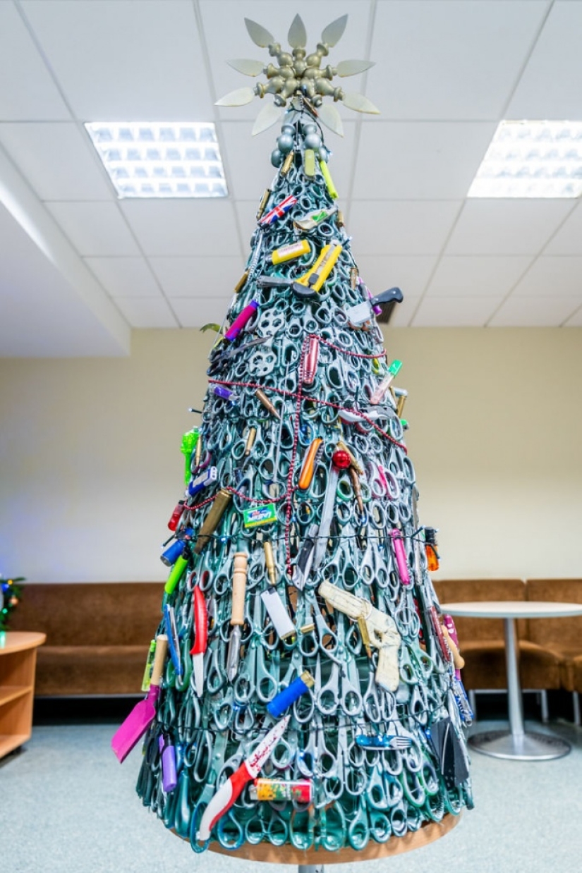 Vilnius airport made a Christmas tree from items confiscated from passengers