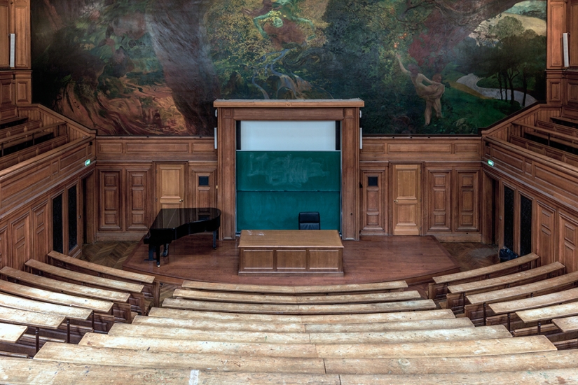 "Voltaire, did you stick gum on?": in what conditions do the Sorbonne cleaners work