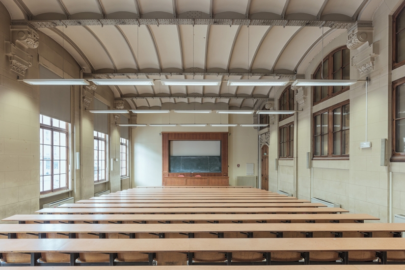 "Voltaire, did you stick gum on?": in what conditions do the Sorbonne cleaners work