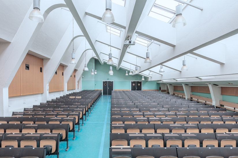 "Voltaire, did you stick gum on?": in what conditions do the Sorbonne cleaners work