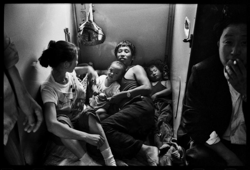 Wang Fuchun and his famous photo series "The Chinese on the train"