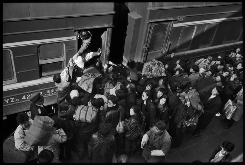 Wang Fuchun and his famous photo series "The Chinese on the train"