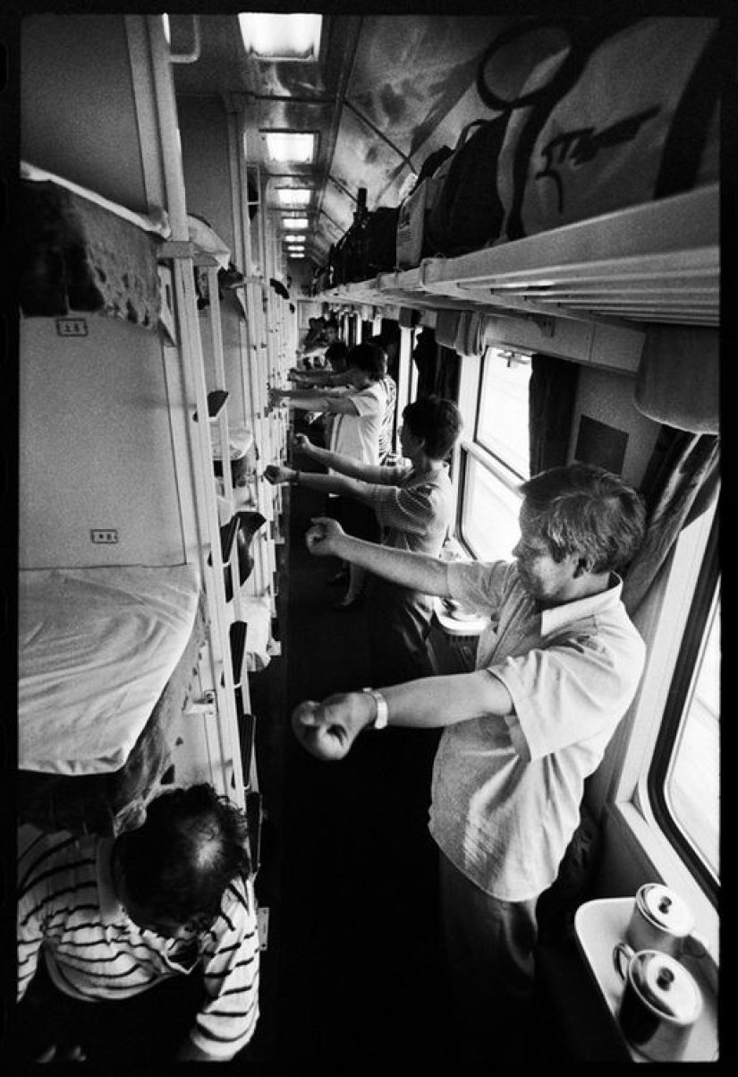 Wang Fuchun and his famous photo series "The Chinese on the train"